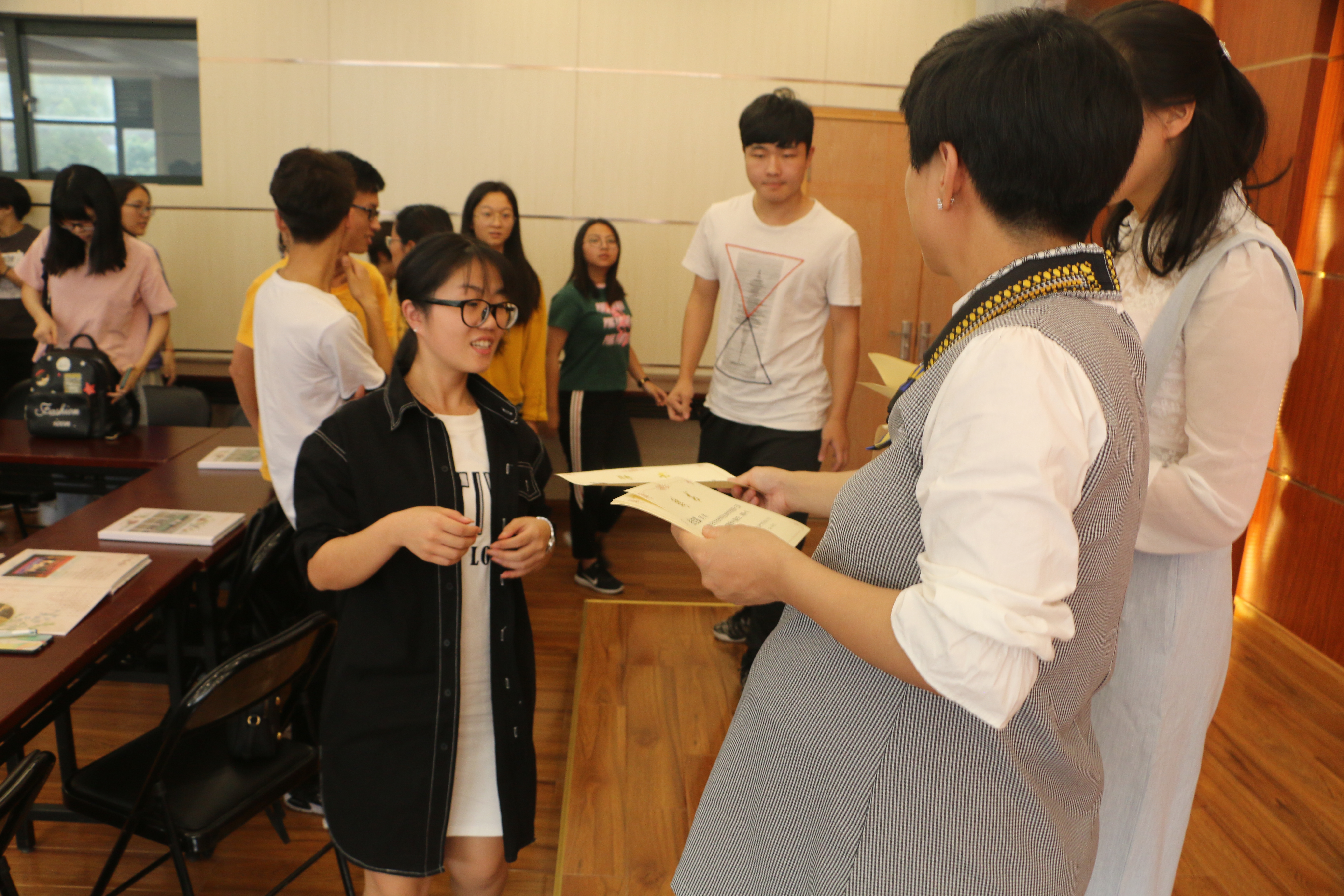 1539482876125872.jpg 颁发聘书.JPG